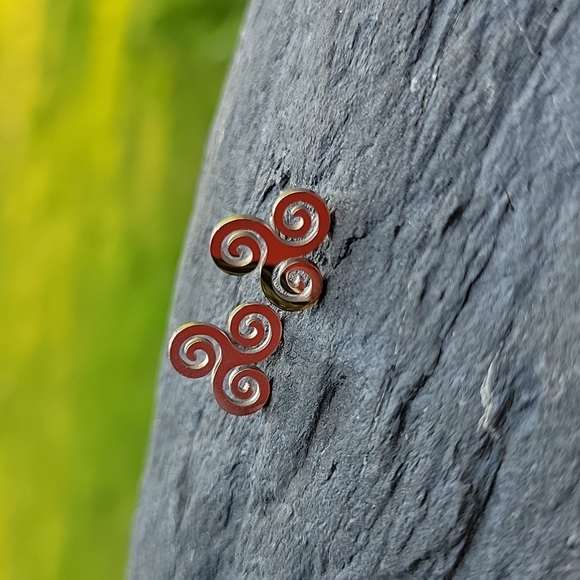 Curlique Stud Earrings, unisex - Picture 5 of 6